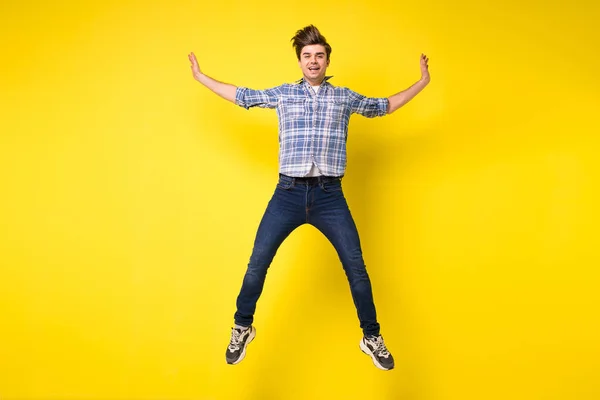 Yakışıklı Bir Gencin Havadan Atlayıp Kol Hareketi Yaptığı Bir Fotoğraf — Stok fotoğraf