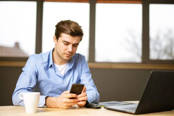 Jonge Gelukkige Zakenman Glimlachend Terwijl Hij Zijn Smartphone Leest Portret — Stockfoto