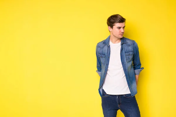 Ragazzo Semplice Cool Jeans Cercando Lato Sfondo Giallo — Foto Stock