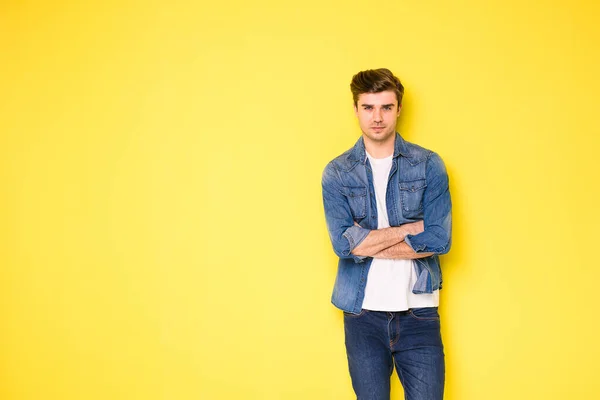 Cool Pohledný Mladí Muži Džínách Oblečení Stojící Žlutém Pozadí — Stock fotografie