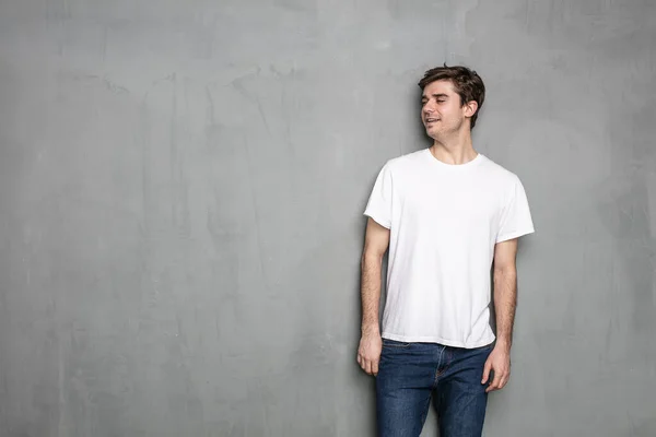 Ein Normaler Junger Mann Steht Auf Einer Grauen Betonmauer — Stockfoto