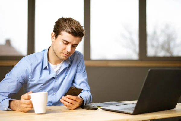 Ung Glad Affärsman Ler När Läser Sin Smartphone Porträtt Leende — Stockfoto