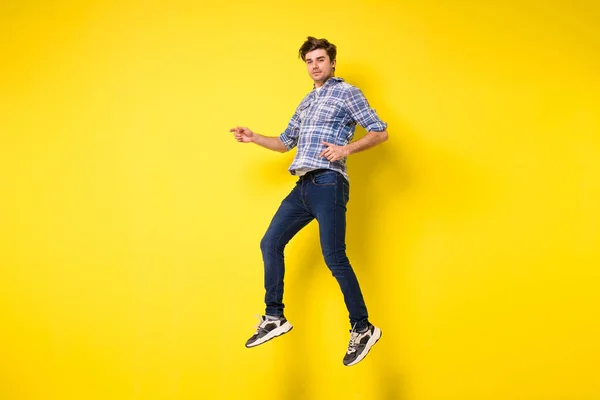興奮を示す ハンサムな若い男の空中ショットジャンプとジェスチャー — ストック写真