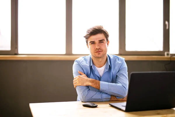 Lavoro Remoto Bei Giovani Seduti Alla Scrivania Con Computer Portatile — Foto Stock