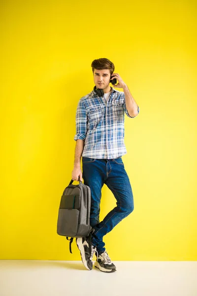 Schöner Mann Posiert Auf Gelbem Hintergrund Mit Kopfhörer Und Rucksack — Stockfoto