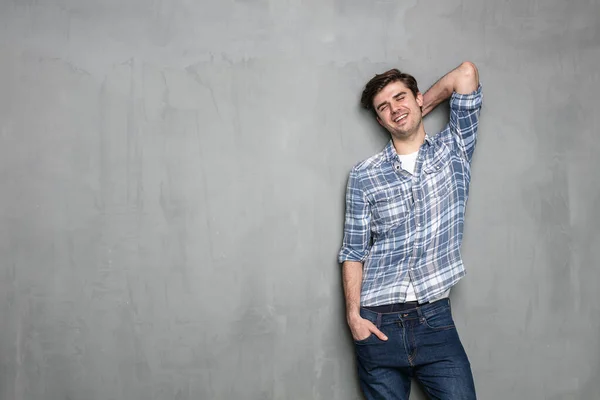 Joven Normal Pie Sobre Una Pared Hormigón Fondo Gris —  Fotos de Stock