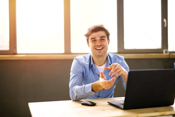 Trabajando Distancia Jóvenes Guapos Sentados Escritorio Con Ordenador Portátil Frente —  Fotos de Stock