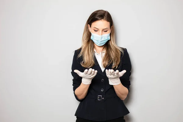 Giovane Donna Affari Elegante Indossando Maschera Protezione Facciale Fissando Guanti — Foto Stock