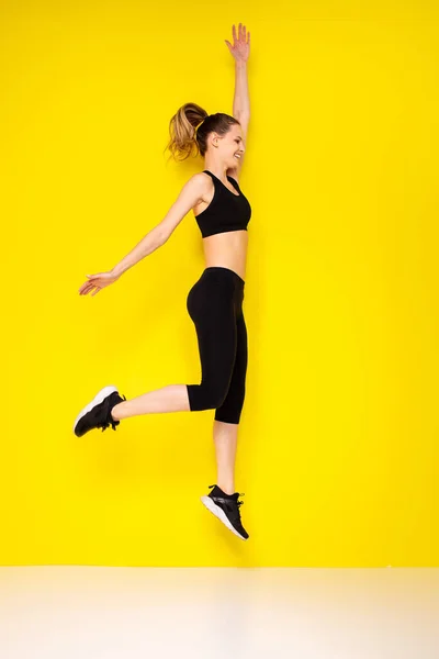 Saltas Cuando Eres Feliz Mujer Atlética Ropa Deportiva Saltando Sobre — Foto de Stock