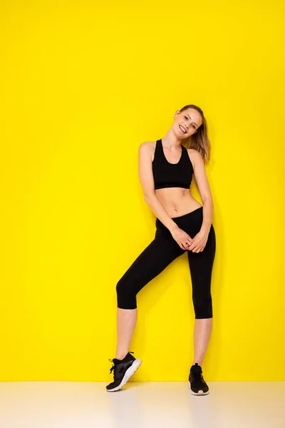 Mujer Joven Atlética Ropa Deportiva Sonriendo Siendo Feliz Cuerpo Estilo — Foto de Stock