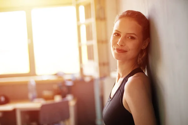 Portret Van Een Jonge Sportieve Actieve Vrouw Fitnessruimte — Stockfoto