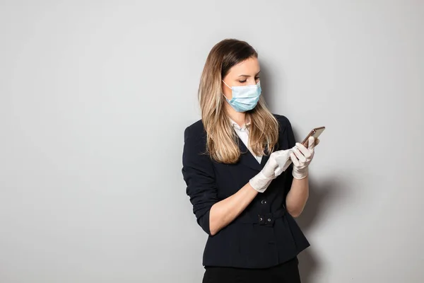 Vrouw Schoonmaken Van Haar Mobiele Telefoon Van Bacteriën Met Desinfecterende — Stockfoto