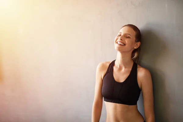 Retrato Una Joven Deportista Activa Gimnasio Fitness Industrial — Foto de Stock