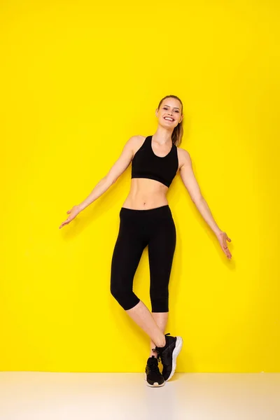 Mujer Agradable Delgado Ajuste Descansando Sobre Fondo Amarillo Ropa Deportiva — Foto de Stock