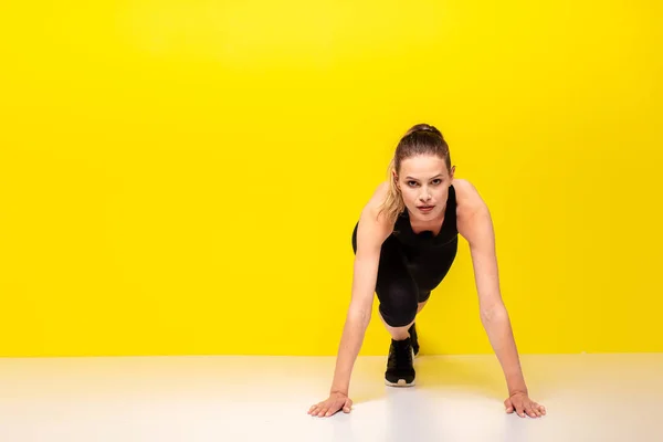 Deportiva Corredora Silueta Sobre Fondo Amarillo Foto Mujer Atractiva Ropa — Foto de Stock