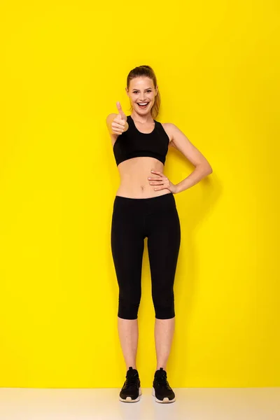 Stolze Junge Frau Für Ihr Sportliches Ergebnis Auf Ihrem Körper — Stockfoto
