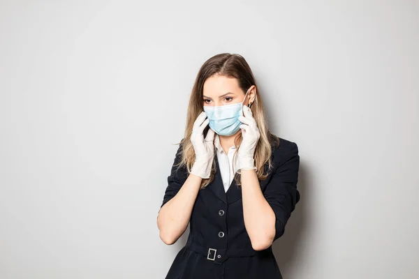 Femmes Fixant Son Masque Protection Contre Virus Avant Aller Travail — Photo