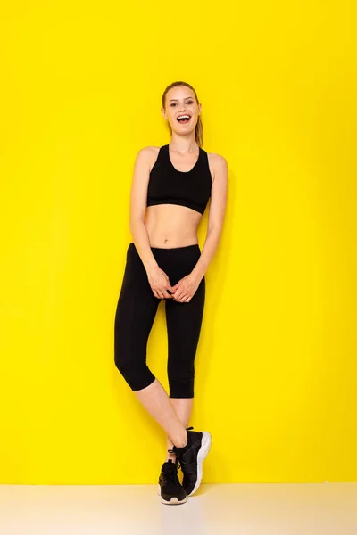 Schöne Und Schlanke Frau Auf Gelbem Hintergrund Fitness Outfit — Stockfoto