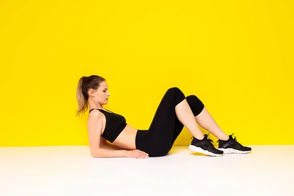Athletische Frau Sportbekleidung Führt Ihre Bauchmuskeln Aus Indem Sie Auf — Stockfoto