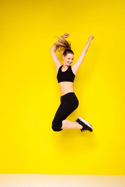 Saltas Cuando Eres Feliz Mujer Atlética Ropa Deportiva Saltando Sobre — Foto de Stock