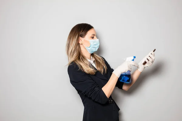 妇女用消毒剂擦拭手机上的细菌 — 图库照片