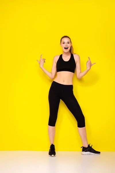 Expresive Ung Kvinna Sportkläder Glad För Hennes Kropp Presentera Något — Stockfoto