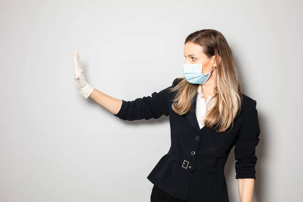 Femme Avec Masque Protection Gants Poussant Quelque Chose Arrêtant Infection — Photo