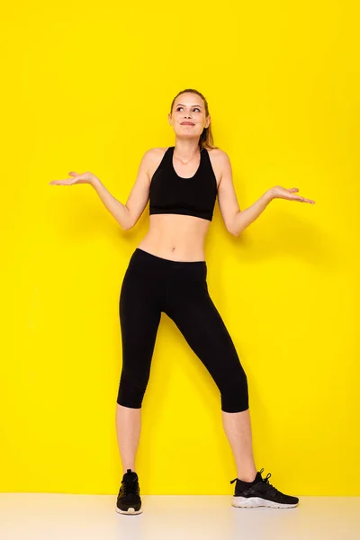 Ausdrucksstarke Junge Frau Sportbekleidung Die Sich Über Ihren Körper Freut — Stockfoto