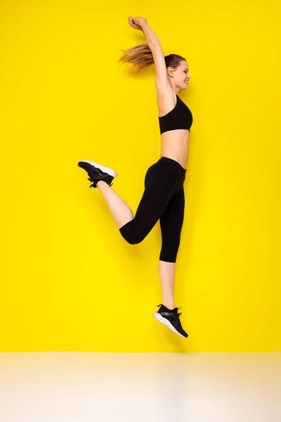Saltas Cuando Eres Feliz Mujer Atlética Ropa Deportiva Saltando Sobre — Foto de Stock