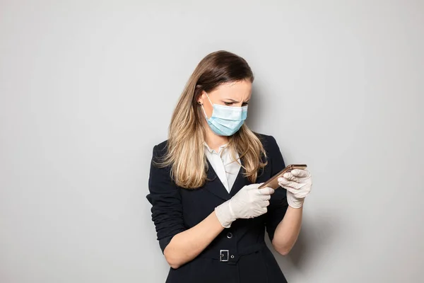 Time You Use Gloves Young Mobile Phone Woman Wearing Gloves — Stock Photo, Image