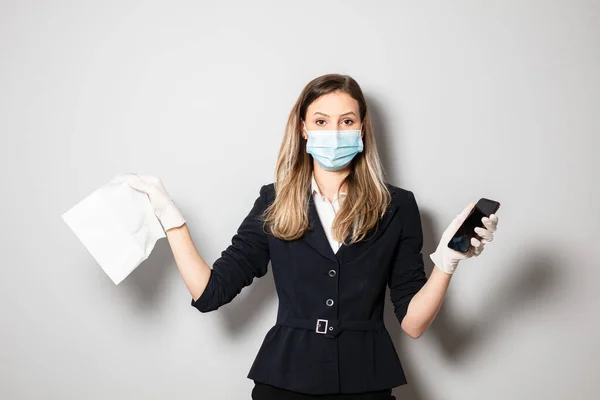 Kadın Cep Telefonunu Dezenfektan Bezle Bakteriden Temizliyor Stok Resim