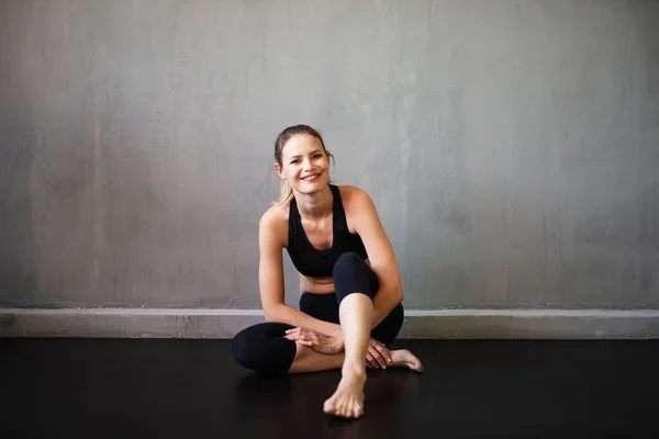 Hälsosam Kvinna Som Gör Yoga Eller Sport Industriell Lägenhet Eller Royaltyfria Stockfoton