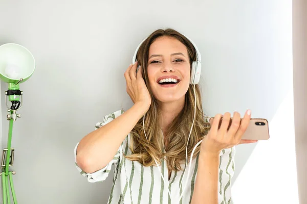Retrato Una Mujer Feliz Con Auriculares Escuchando Música Sonriendo Dentro — Foto de Stock