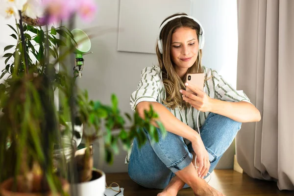 Happy Single Woman Comunicating Listening Music Desk Next Plants Bright — Stock Photo, Image