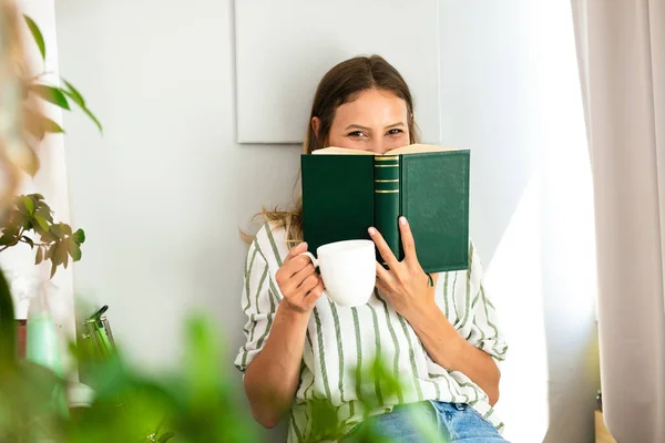 Mujer Leyendo Junto Una Ventana Luminosa Relajándose Tomando Café Relajándose — Foto de Stock