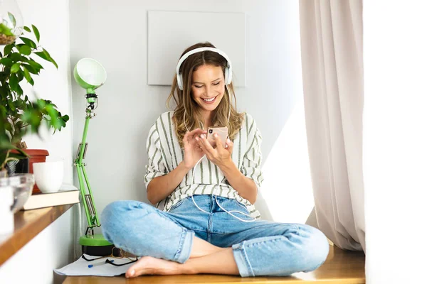 Happy Single Woman Comunicating Listening Music Desk Next Plants Bright — Stock Photo, Image