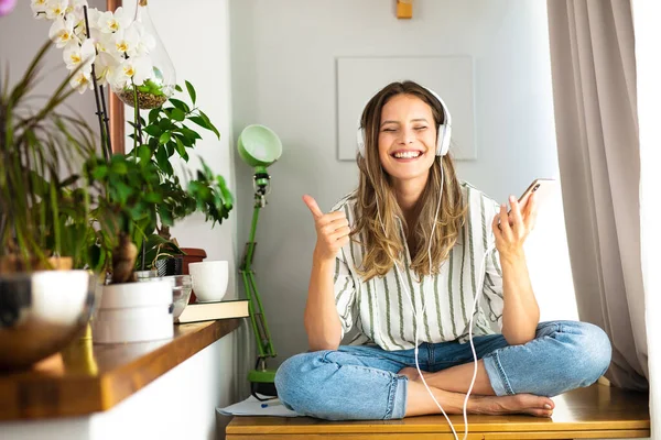 Lykkelig Enlig Kvinde Kommunikere Lytte Musik Skrivebordet Ved Siden Planterne - Stock-foto