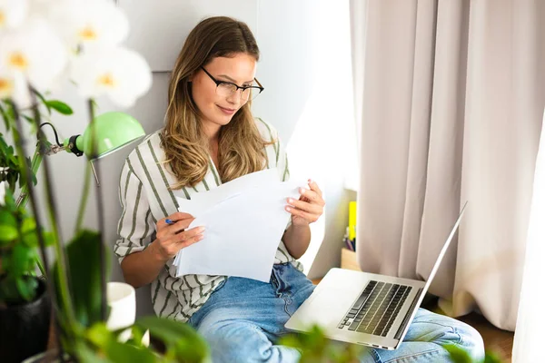 Arbejde Hjemmefra Eller Studding Online Koncept Med Kvinde Der Arbejder - Stock-foto