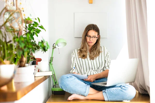 Evden Internetten Çalışmak Evin Içinde Dizüstü Bilgisayarda Çalışan Bir Kadınla — Stok fotoğraf