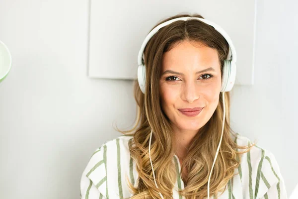 Retrato Una Mujer Feliz Con Auriculares Escuchando Música Sonriendo Dentro — Foto de Stock