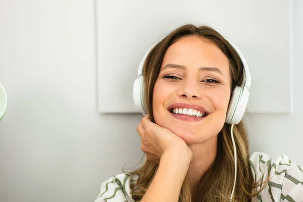 Mujer Positiva Que Queda Casa Sueña Con Lugares Todo Mundo — Foto de Stock