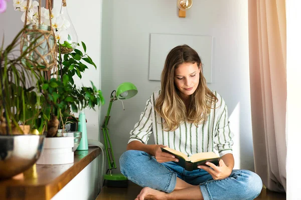 Mujer Leyendo Lado Una Ventana Brillante Relajante Relajante Durante Período — Foto de Stock