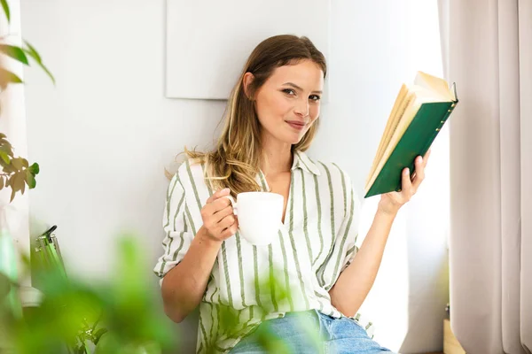 Kendinle Mutlu Bekar Bir Kadın Evde Takılıyor Kitap Okuyor Açık — Stok fotoğraf