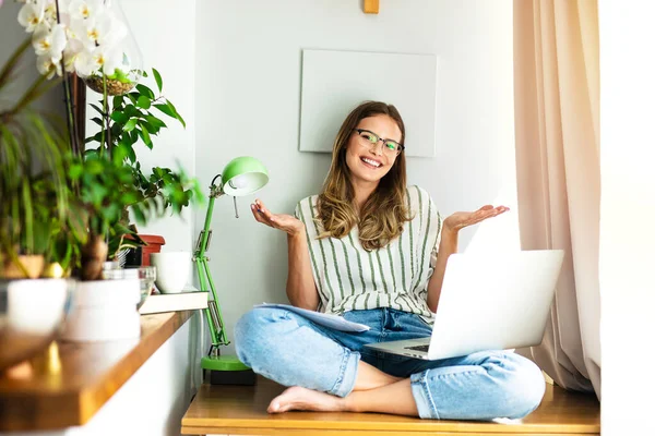 Smiling Woman Working Home Laptop Pappers Her Next Bright Window — Stock Photo, Image