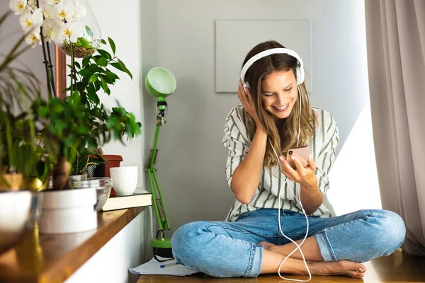 Feliz Mujer Soltera Comunicando Escuchando Música Escritorio Junto Las Plantas — Foto de Stock