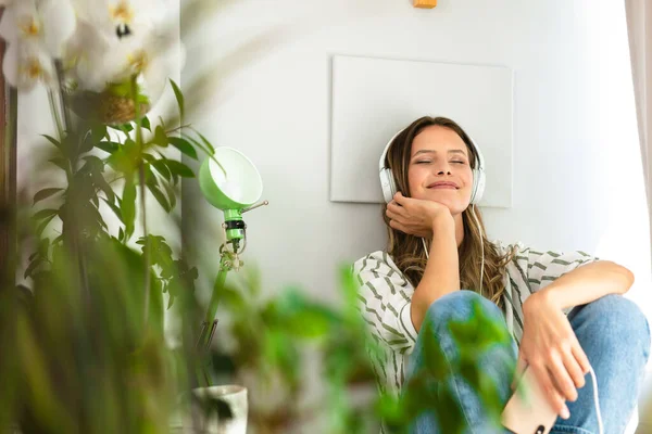 Femme Positive Rester Maison Rêver Endroits Autour Monde Écouter Musique — Photo