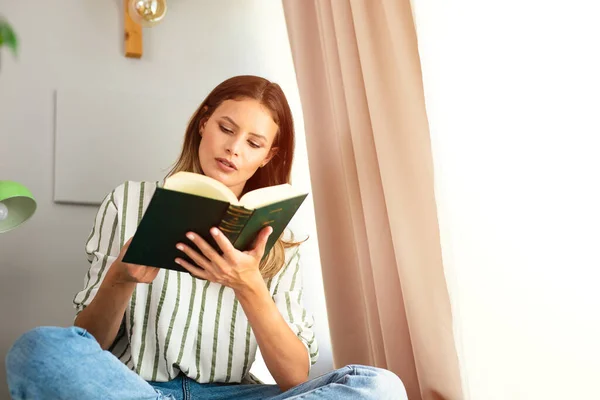 Mujer Leyendo Lado Una Ventana Brillante Relajante Relajante Durante Período — Foto de Stock