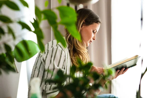 Encontrar Lugar Escalofriante Dentro Casa Leer Libro Mujer Joven Leyendo — Foto de Stock