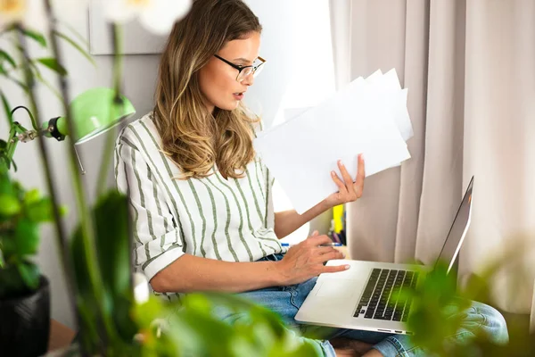 Gerichte Vrouw Werken Vanuit Huis Naast Een Helder Raam Kamerplant Rechtenvrije Stockfoto's