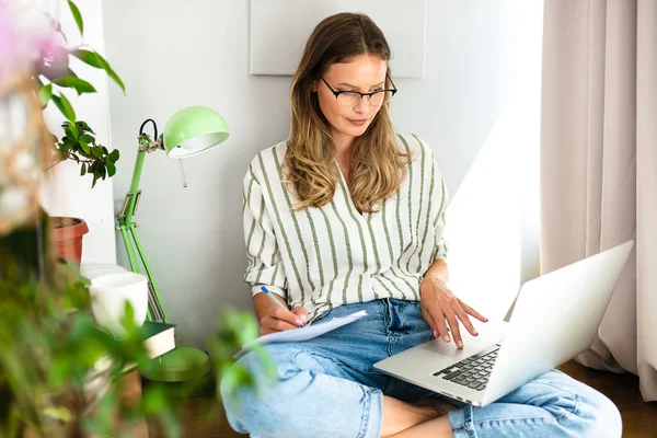 Gerichte Vrouw Werken Vanuit Huis Naast Een Helder Raam Kamerplant Stockfoto